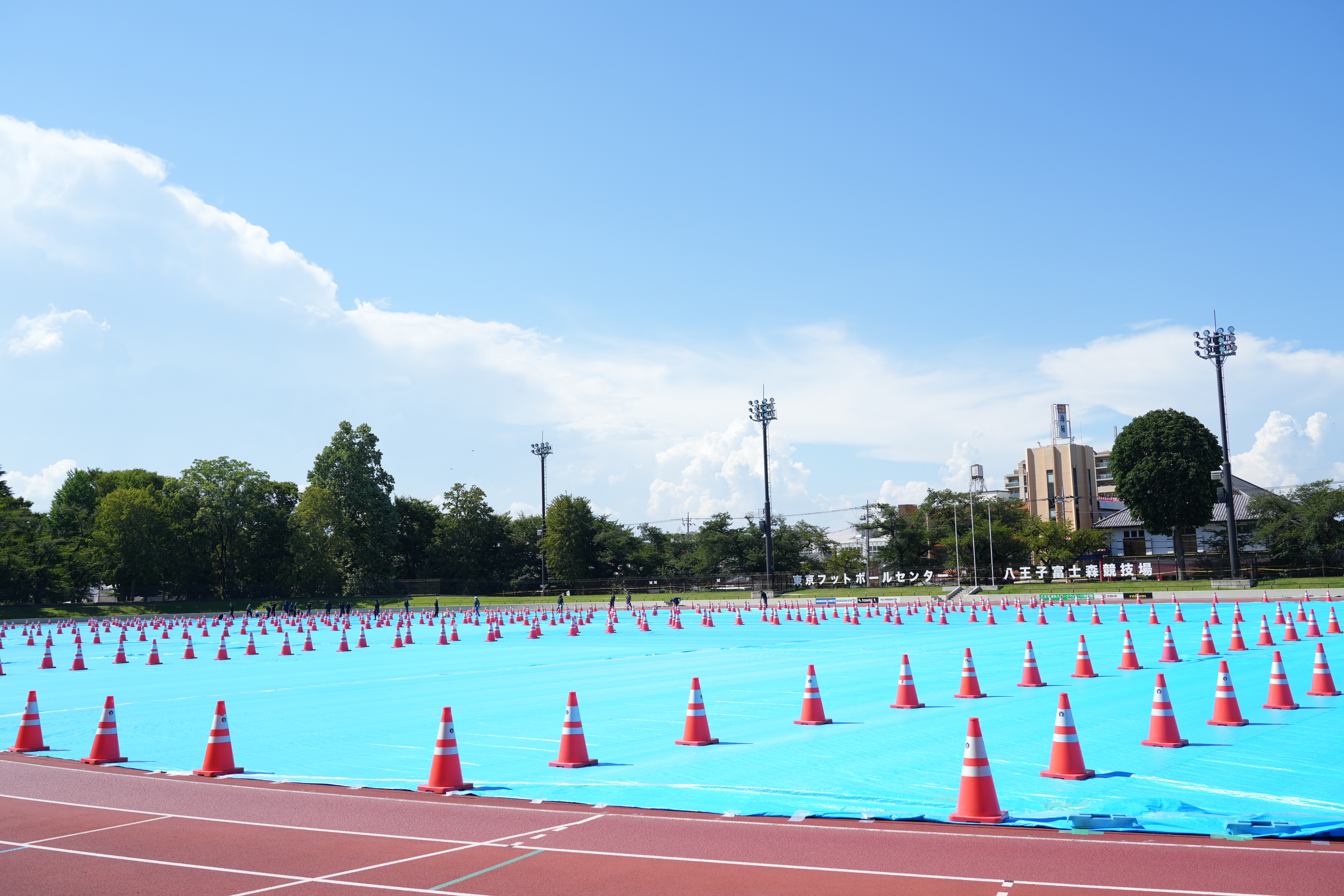 観覧エリアへ向かうご家族連れの来場者